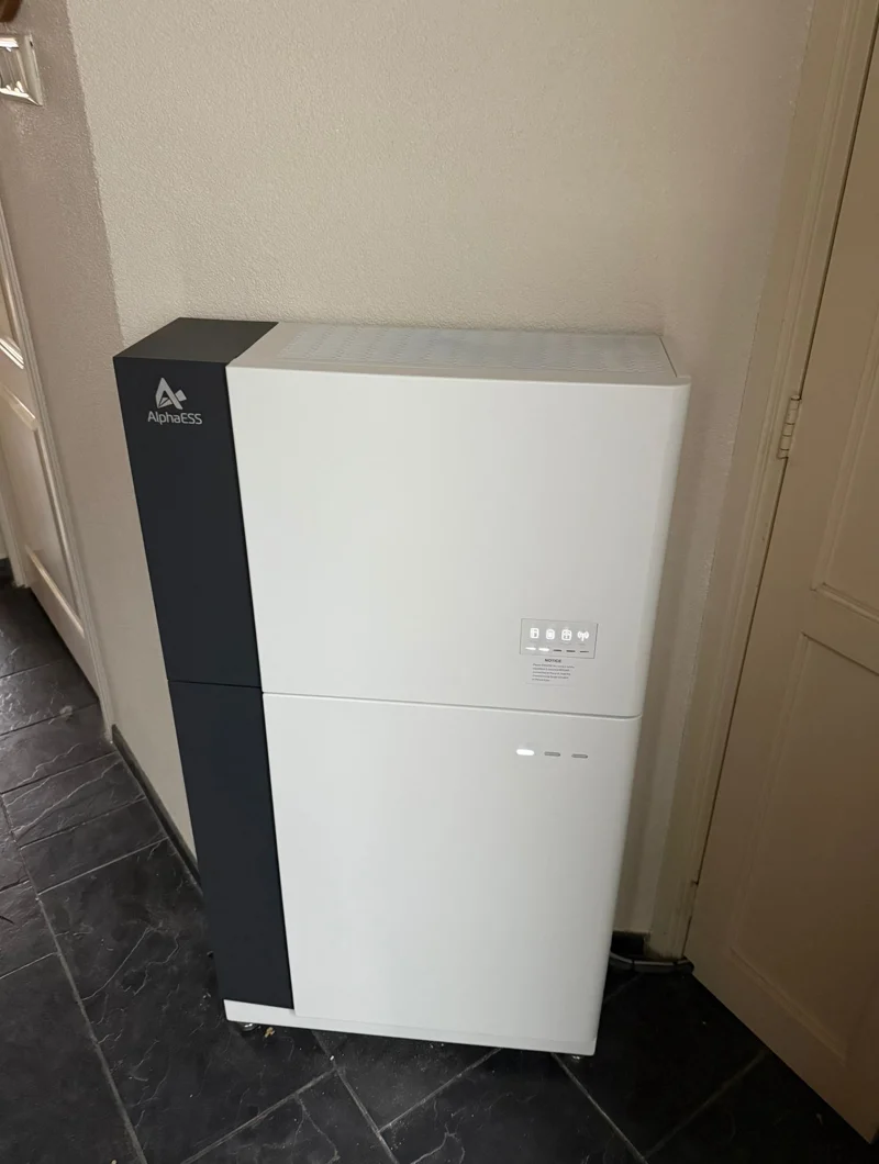 Thuisbatterij in de gang